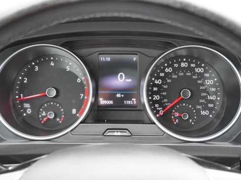 Used 2018 Volkswagen Tiguan SE w/ Panoramic Sunroof Package image 23