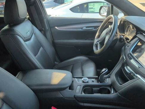 Used 2023 Cadillac XT5 Luxury FWD image 2