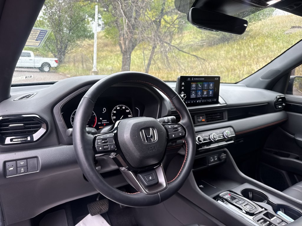 Used 2025 Honda Pilot TrailSport image 14