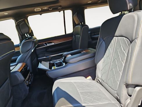 Used 2024 Jeep Grand Wagoneer Series III AWD/4WD image 13