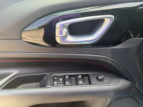Used 2025 Jeep Compass Trailhawk AWD/4WD image 18