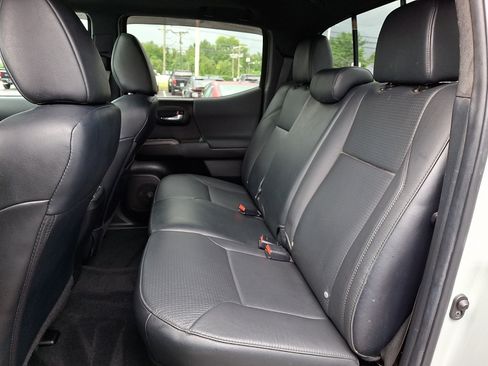 Used 2022 Toyota Tacoma TRD Sport w/ TRD Premium Sport Package AWD/4WD image 11