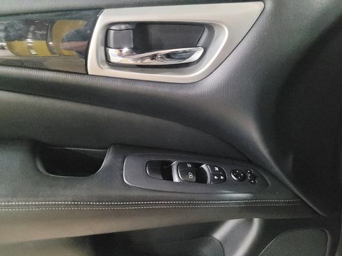 Used 2019 Nissan Pathfinder SV image 27