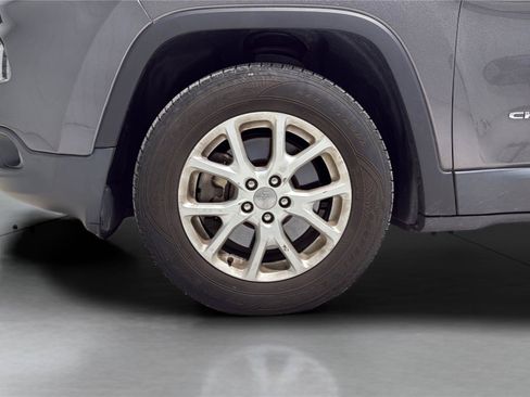 Used 2018 Jeep Cherokee Latitude Plus w/ Comfort/Convenience Group AWD/4WD image 31