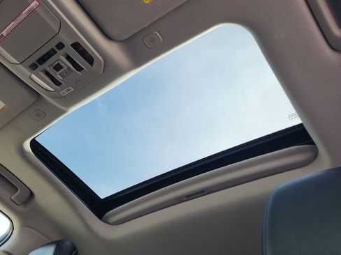 Used 2023 Toyota Highlander L image 19