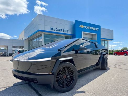 Used 2025 Tesla Cybertruck AWD Crew Cab image 4