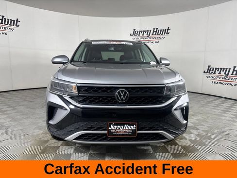 Used 2022 Volkswagen Taos SE w/ Panoramic Sunroof Package AWD/4WD image 3
