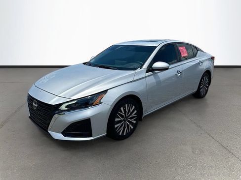 Certified 2024 Nissan Altima 2.5 SV w/ SV Premium Package FWD image 3