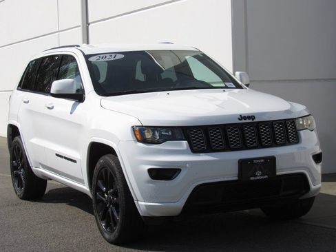 Used 2021 Jeep Grand Cherokee Laredo X AWD/4WD image 2
