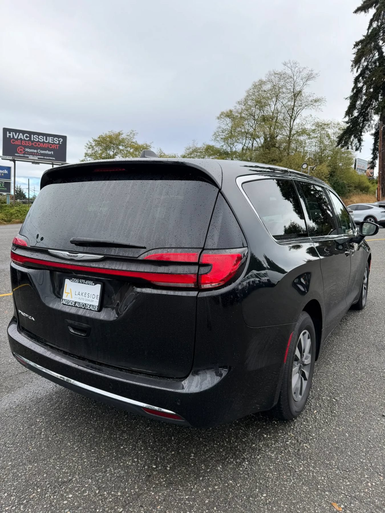 Used 2023 Chrysler Pacifica Touring-L FWD image 6