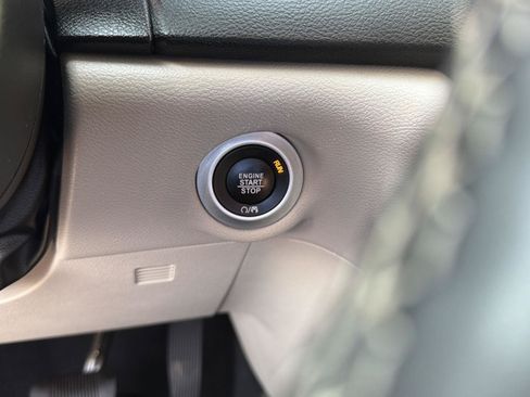 Used 2023 Chrysler Pacifica Touring-L FWD image 18