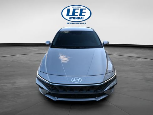 Certified 2025 Hyundai Elantra SE FWD image 8
