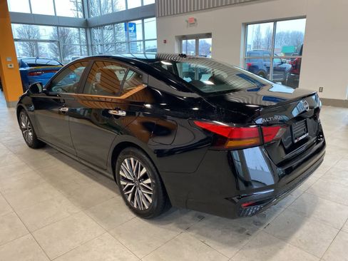 Used 2025 Nissan Altima 2.5 SV image 3