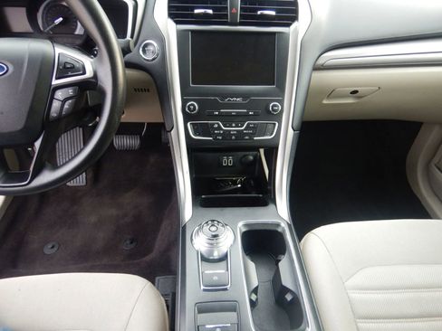 Used 2019 Ford Fusion SE image 15