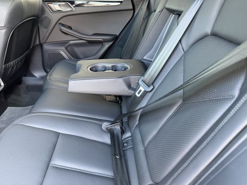 Certified 2024 Porsche Macan AWD/4WD image 19
