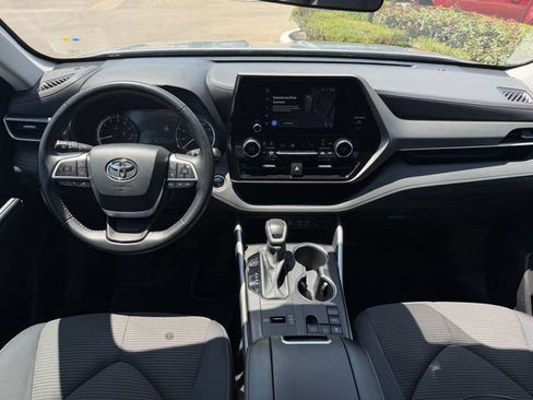 Certified 2025 Toyota Highlander LE FWD image 9