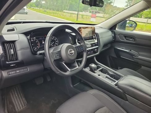 Used 2024 Nissan Pathfinder SV FWD image 13
