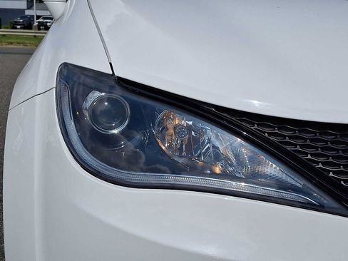 Used 2020 Chrysler Pacifica Touring-L w/ S Appearance Package FWD image 9