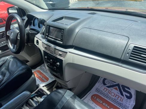 Used 2012 Volkswagen Routan SE FWD image 21