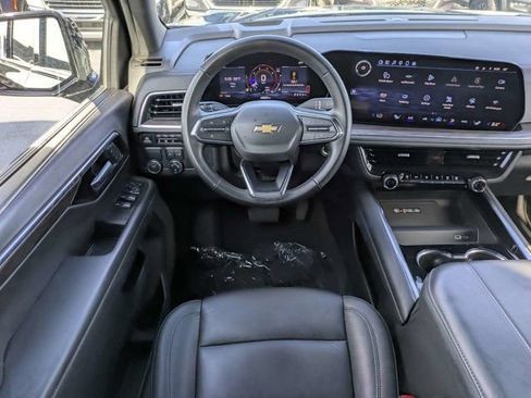 Used 2025 Chevrolet Suburban LT RWD image 18