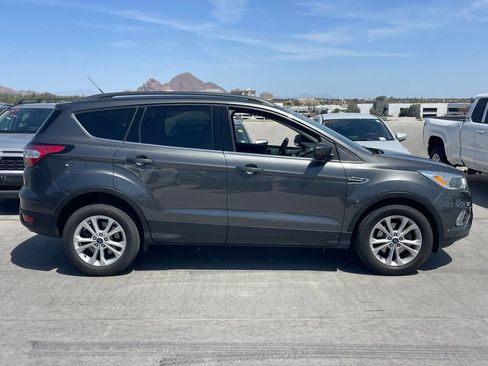 Used 2018 Ford Escape SE FWD image 3