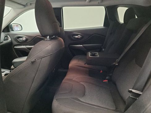 Used 2021 Jeep Cherokee Latitude FWD image 18