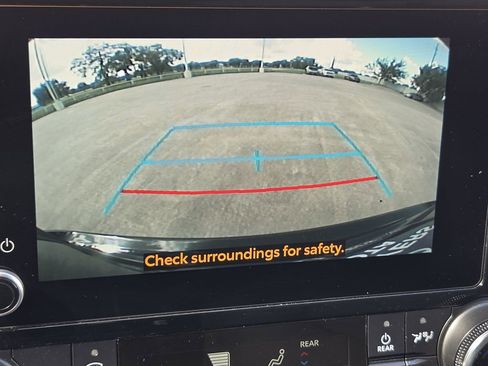Used 2025 Toyota Highlander LE FWD image 19