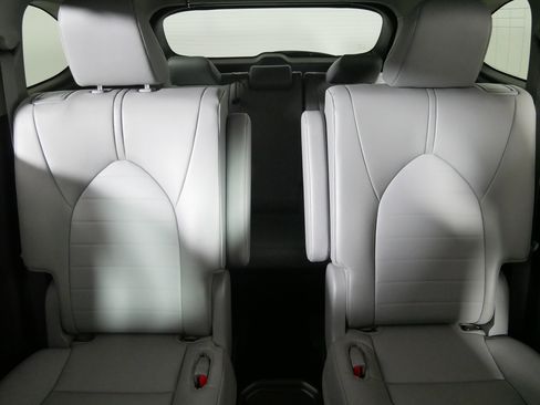 Used 2022 Toyota Highlander XLE image 13