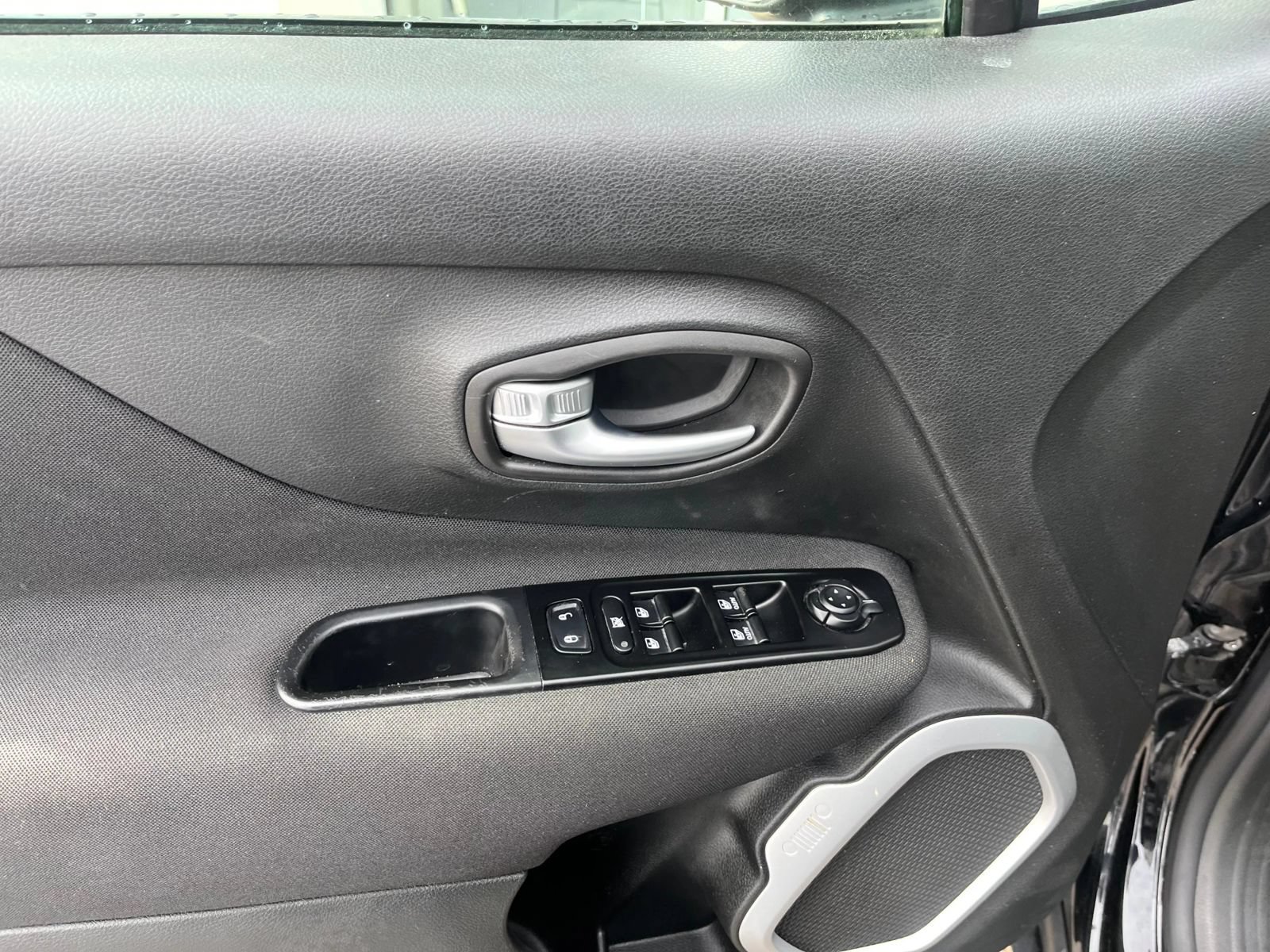 Used 2020 Jeep Renegade Latitude FWD image 43