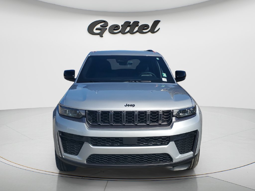 Used 2026 Jeep Grand Cherokee Altitude RWD image 2