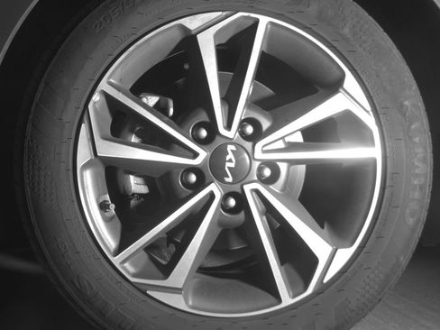 Used 2024 Kia Forte LXS FWD image 12
