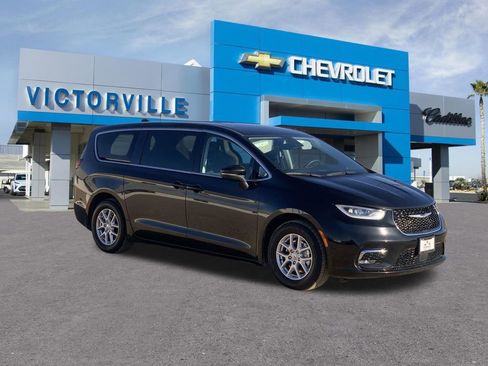 Used 2023 Chrysler Pacifica Touring-L FWD image 3