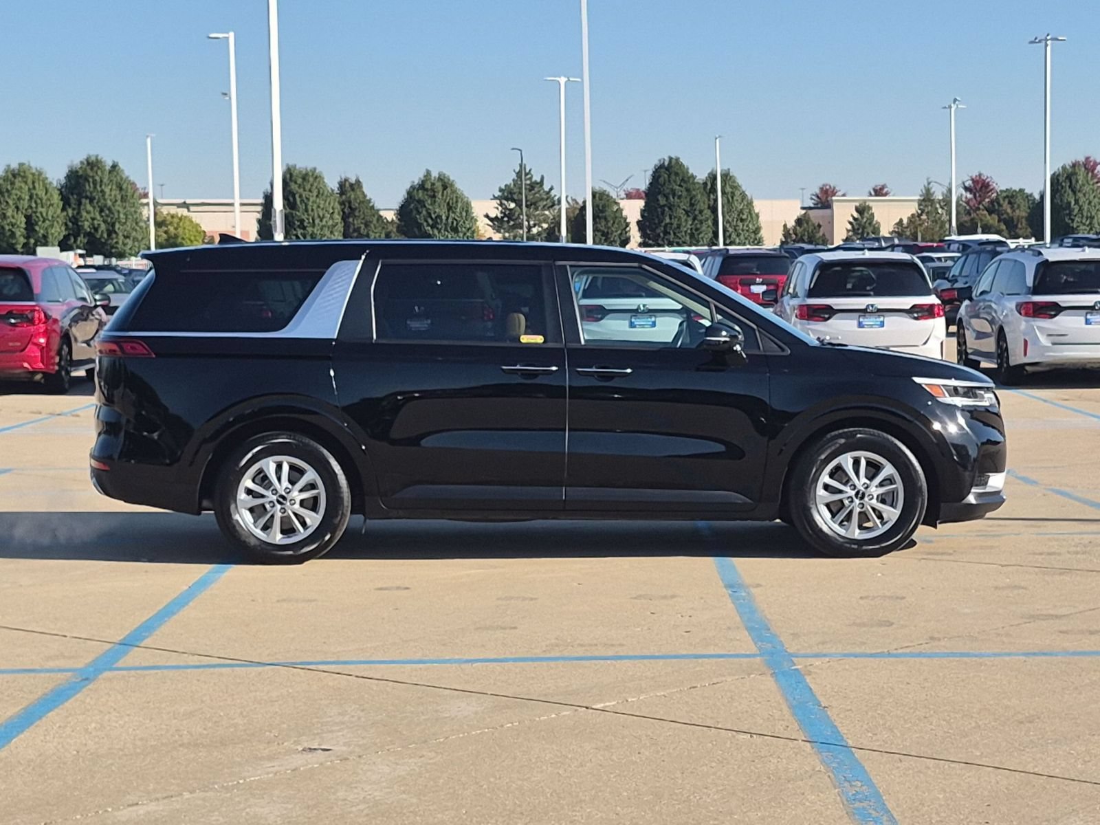 Used 2024 Kia Carnival LX FWD image 5