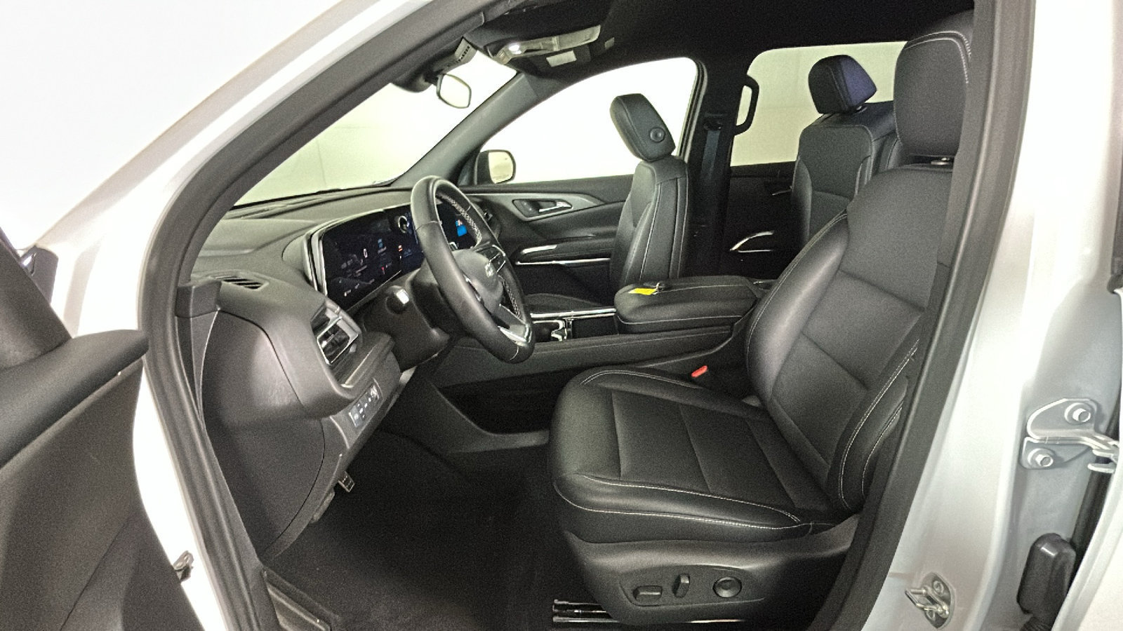Used 2025 Chevrolet Traverse LT w/ Midnight/Sport Edition AWD/4WD image 14