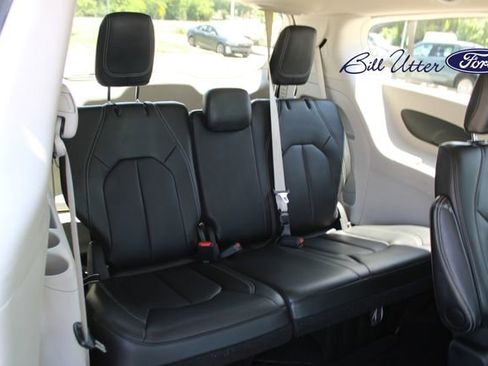 Used 2024 Chrysler Pacifica Touring-L FWD image 13