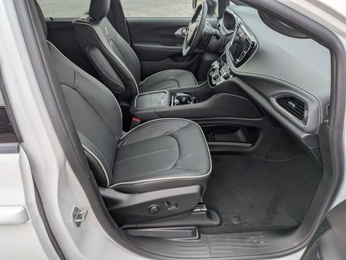 New 2026 Chrysler Pacifica Limited w/ Uconnect Theater Family Group image 39