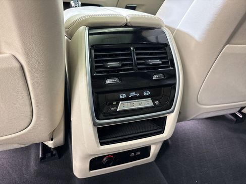 Used 2021 BMW X7 M50i w/ Dynamic Handling Package image 30