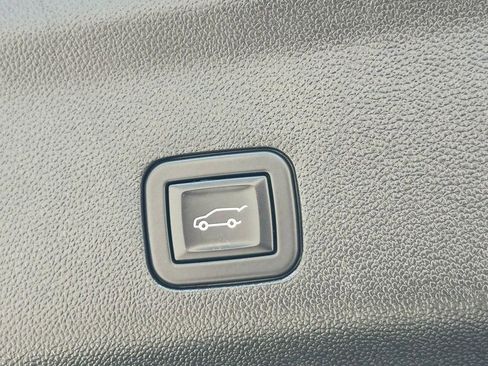 Used 2023 Chevrolet Suburban Premier image 22