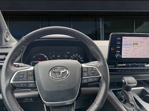 Used 2024 Toyota Sienna XSE w/ XSE Premium Package image 4