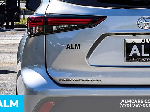 Used 2025 Toyota Highlander LE FWD image 13