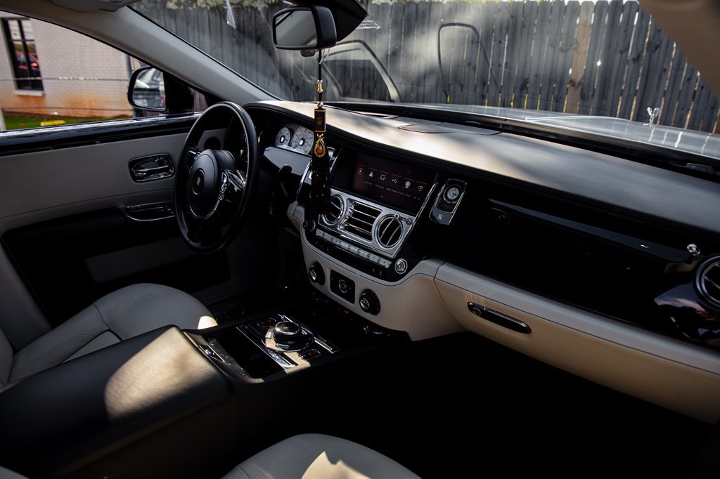 Used 2014 Rolls-Royce Ghost RWD image 39