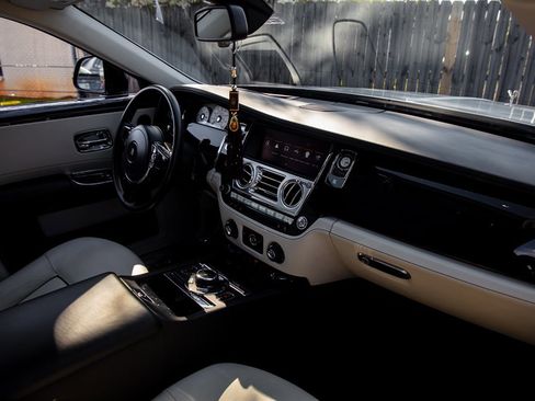 Used 2014 Rolls-Royce Ghost image 39