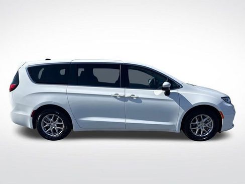 Used 2023 Chrysler Pacifica Touring-L FWD image 6