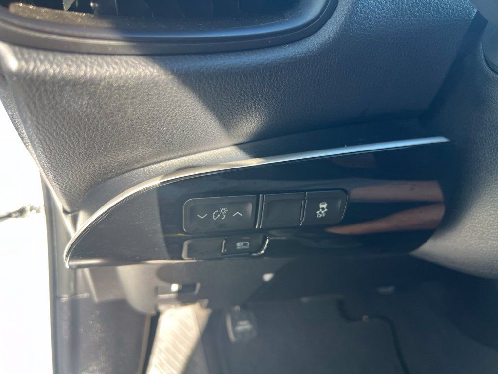Used 2021 Toyota Prius L Eco FWD image 38