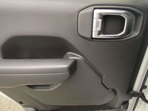 Used 2023 Jeep Gladiator Sport image 14