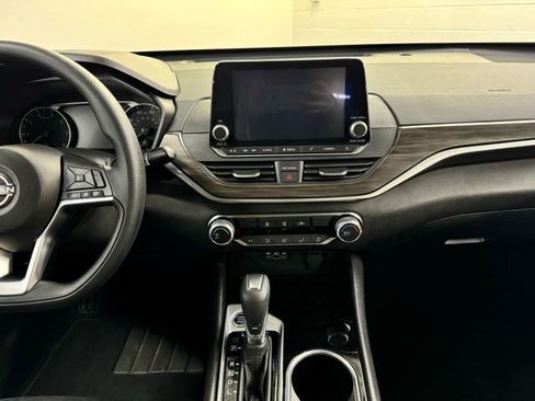 Used 2024 Nissan Altima 2.5 SV image 16