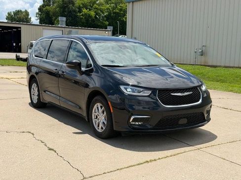 Used 2024 Chrysler Pacifica Touring-L FWD image 1