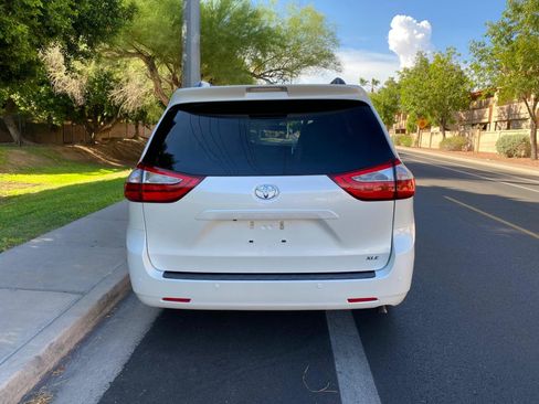 Used 2015 Toyota Sienna XLE Premium FWD image 11