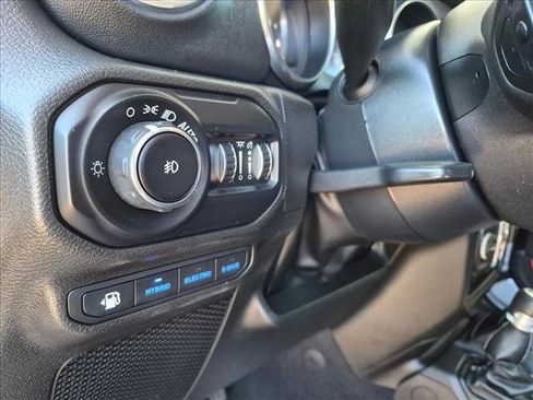 Used 2022 Jeep Wrangler Unlimited Sahara w/ Cold Weather Group AWD/4WD image 16