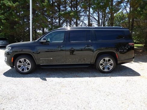 Used 2024 Jeep Wagoneer L Series II w/ Flexible Seating Group AWD/4WD image 2